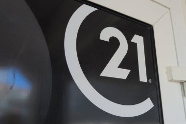 Bordeaux, Fransa - 04 29 29 2025: 00 yüzyıl: 21 emlak ajansı ön cephe işareti ve metin logosu duvarda