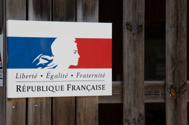Bordeaux, Fransa - 04 29 29 2025: Fransa Cumhuriyeti için Fransa Cumhuriyeti için Fransa Devlet Binası Kurumu ön cephesinde metin özgürlüğü eşitliği derneğine ait cumhuriyet logo işareti bayrağı