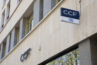 Bordeaux, Fransa - 04 29 2025: CCCF kredisi ticari de France bankanın logosu ve ön cephe bankası banka finans hizmetleri ofisi French Swiss