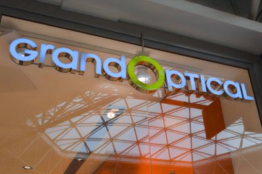 Bordeaux, Fransa - 04 29 29 2025: Büyük optik logo mağazası gözlük mağazası vizyon değerlendirmesi metni optik sıhhiye zinciri ön cephe butiği