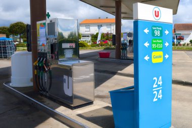 Bordeaux, Fransa - 04: 30: 2025: Fransa hipermarketinde süpermarket metin markası logosu imza benzin istasyonu