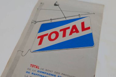 Bordeaux, Fransa - 05 01 2025: toplam marka metin şirketi logosu benzin servis otomobili, antika istasyonların eski kağıt listesi