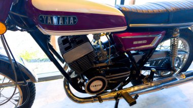 Bordeaux, Fransa - 05 01 2025: yamaha yr5 350 1971 retro logo ve motorsiklet klasik kırmızı benzin deposu eski motosiklet motoru üzerindeki metin işareti