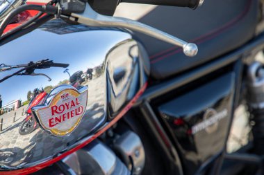 Bordeaux, Fransa - 05 01 2025: Royal Enfield motosiklet kırmızı krom klasik Hint motosiklet logosu. Yakıt deposu üzerine 650 işaret yazısı.