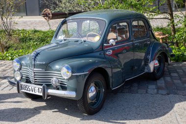 Bordeaux, Fransa - 05 02 2025: Renault 4CV logosu. Eski model antika 4 Chevaux 'dan kalma çelik atlı araba öngörünümü.