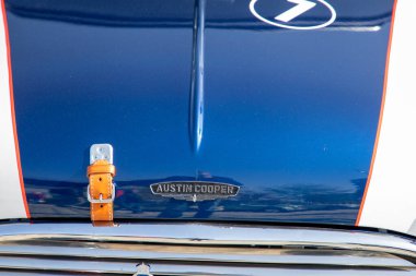 Bordeaux, Fransa - 05 02 2025: Mini Austin Cooper Eski İngiliz araba logosu ve deri kemerli araç Gb John Cooper 'ın metin işareti