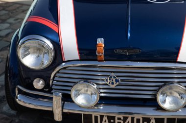 Bordeaux, Fransa - 05 02 2025: Mini Austin Cooper klasik İngiliz araba klasik spor yarış kaputu ve RAC marka logo ve metin işareti