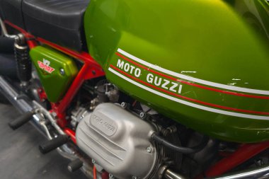 Bordeaux, Fransa - 05 02 2025: Moto guzzi v7 spor logosu ve İtalyan vintage üreticisinin yan panel retro motorsikleti