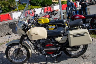 Bordeaux, Fransa - 05 02 2025: Moto guzzi 500 nuovo falcone sahara logosu ve klasik İtalyan retro motorsikleti üzerindeki yazı tabelası