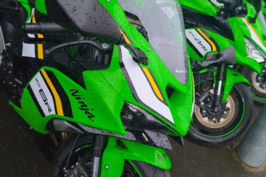 Bordeaux, Fransa - 05 03 03 2025: kawasaki ninja zx 6r yan logo motosiklet işareti yeşil motosiklet