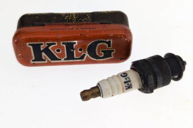 Bordeaux, Fransa - 05 03 03 2025: klg kıvılcım bujiler çelik kutu antik logo markası ve eski ambalaj üzerindeki metin işareti