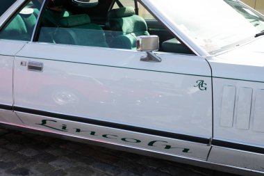 Bordeaux, Fransa - 05 03 03 2025: Lincoln mark IV yan logo markası ve eski usul klasik otomobil üzerinde metin imzalama