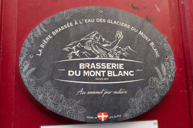 Bordeaux, Fransa - 05 05 05 2025: brasserie du mont-blanc bira pub water glacier logosu ve Fransız restoranı bira fabrikasının ön cephesindeki marka metin tahtası