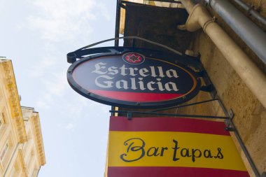 Bordeaux, Fransa - 05 05 05 2025: estrella galicia logosu ve İspanyol soluk lager bira paneli ön cephe bar tapas markasının metin imzası