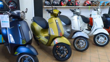 Bordeaux, Fransa - 05 05 05 2025: Vespa scooter İtalyan retro markasının satış mağazasında antika görünümlü