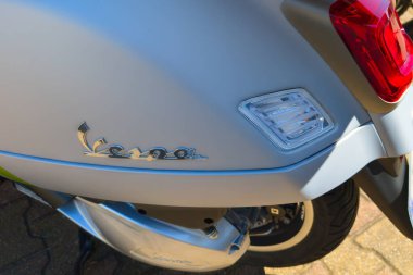 Bordeaux, Fransa - 05 05 05 2025: vespa 310 hpe gts metin imzası İtalyan marka logo üzerinde gri mobilet grisinin yeni modern retro tarzı