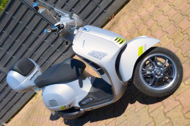 Bordeaux, Fransa - 05 05 05 2025: Vespa süper teknoloji yazı tabelası ve İtalyan motorsikletinin önünde gümüş logo.