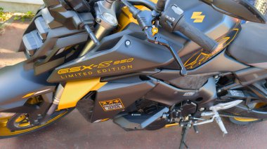 Bordeaux, Fransa - 05 05 05 2025: Suzuki Gsx-s 950 sınırlı sayıda üretilen motosiklet boyası spor metin logosu ve roadster yarış motoru üzerindeki marka tabelası