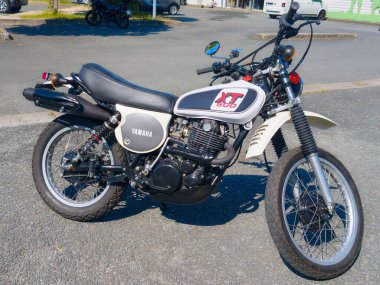 Bordeaux, Fransa - 05 05 05 2025: Yamaha 500 eski antika motosiklet logosu ve motor yakıtı antika mazot tankında metin işareti