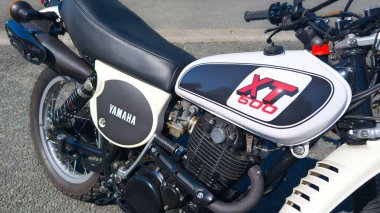 Bordeaux, Fransa - 05 05 05 2025: Yamaha patika 500 eski klasik motosiklet logosu ve antik Japon motosikletinin üzerindeki metin işareti