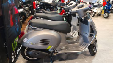 Bordeaux, Fransa - 05 05 05 2025: Vespa hattı metin işareti ve yeni 310 scooter gts üzerindeki marka logosu galeride satılık.