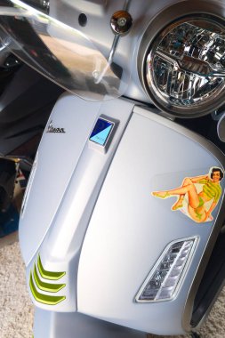 Bordeaux, Fransa - 05 05 05 2025: Vespa yazı tabelası ve marka logosu Gri Gagts klasik scooter grisinin önünde.