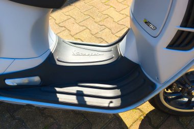 Bordeaux, Fransa - 05 05 05 2025: gri 300 üzerinde vespa yazısı ve modern İtalyan scooter gpe üzerinde marka logosu