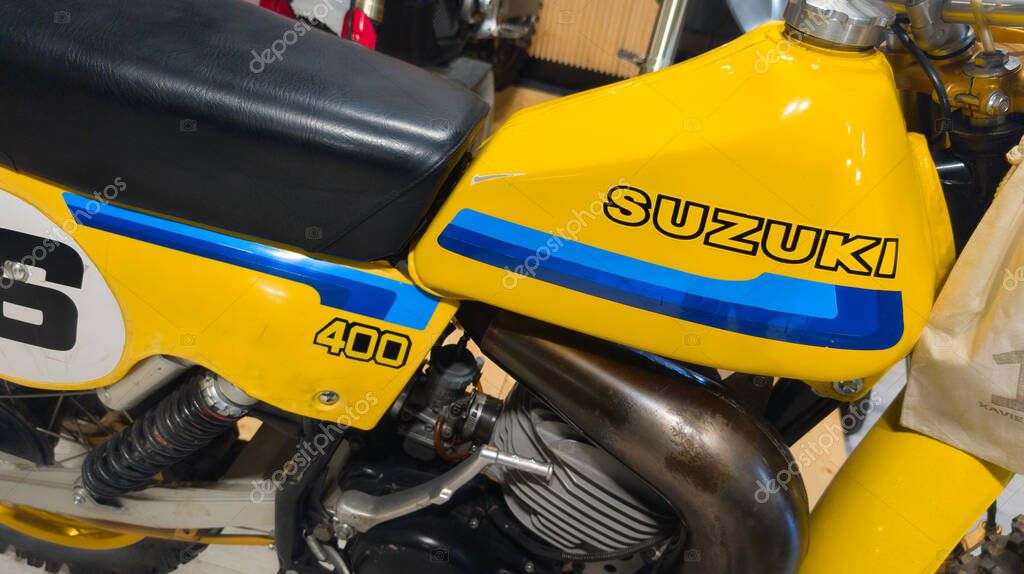 Bordeaux, france - 05 05 2025 : suzuki 400 rm logo brand and text sign on motorcycle vintage retro motorbike trail old retro bike
