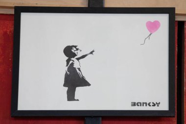 Bordeaux, Fransa - 05 06 2025: Banksy sokak sanatçısı kız balonu sergi çerçevesinde