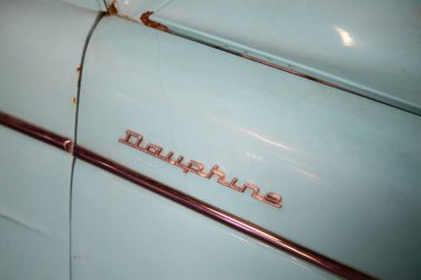 Bordeaux, Fransa - 05 02 2025: Renault dauphine logo markası eski model araba logosu ve antika antika antika eski araba metni