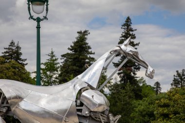 Bordeaux, Fransa - 05 06 2025: Paris 2024 Zeus ikonik metal at açılış töreni olimpiyat ve felç oyunları Fransa