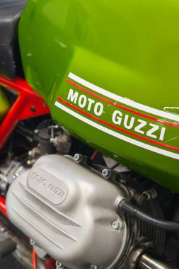 Bordeaux, Fransa - 05 02 2025: moto guzzi v7 yeşil beyaz logo ve İtalyan neo retro üreticisinin yan yakıt deposu retro motorsikleti
