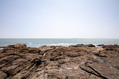 Pornic Coast Atlantik Okyanusu 'nda ufukta kayalık bir sahil var.