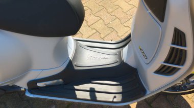 Bordeaux, Fransa - 05 09 2025: Vespa logosu ve şehir sokaklarındaki scooter neo-retro 'nun üzerindeki metin işareti