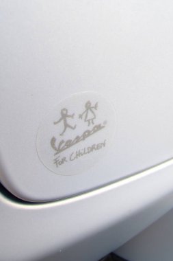Bordeaux, Fransa - 05 09 2025: Çocuklar için vespa. Gri gts neo scooter grisinin önünde metin ve marka logosu etiketi.