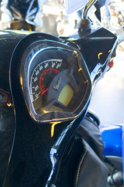 Bordeaux, Fransa - 05 09 2025: Vespa motosiklet hız göstergesi logosu ve siyah scooter üzerindeki metin işareti