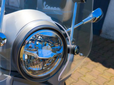 Bordeaux, Fransa - 05 09 2025: vespa metin ve marka logosu Gri motorsiklet grisinin önünde