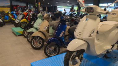 Bordeaux, Fransa - 05 09 2025: Vespa scooter şirketi İtalyan retro markasının iç mağazası