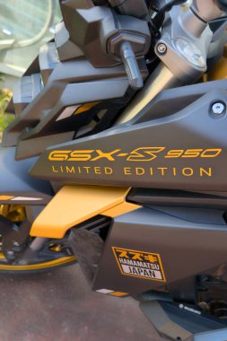 Bordeaux, Fransa - 05 10 2025: Suzuki sınırlı üretim Gsx-s 950 hamamatsu japan motosikleti büyük metin logosu ve modern motosiklet tabelası