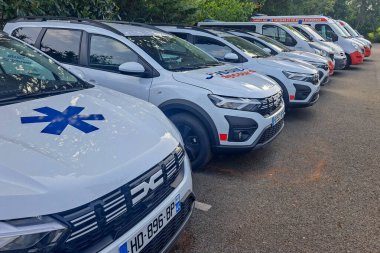 Bordeaux, Fransa - 04 11 2025: jussieu secours logo markası ve koşucu Dacia Ambulans Aracı Hasta Taşımacılığı SağIık Ekibi