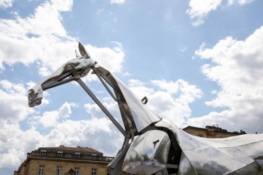 Bordeaux, Fransa - 05 10 2025: Zeus ikonik metal at yaşayan Fransa heykelinin açılış töreni Jeux Olimpiques de Paris 2024 Fransız Olimpiyat Oyunları