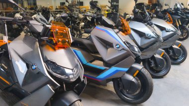Bordeaux, Fransa - 05 10 2025: BMW CE 04 scooter elektrikli yeni modern her aracın motorlu taşıt logosu ve Maxi motosiklet üzerinde marka metin