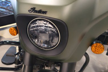 Bordeaux, Fransa - 05 10 2025: Kızılderili reisi bize motosiklet logosu verdi ve seyahat eden Amerikan motosikletinin önünde metin imzaladı.