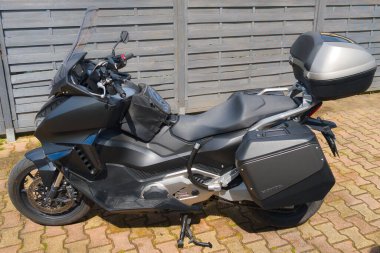 Bordeaux, Fransa - 05 11 2025: honda for za 750 modern Maxi scooter scooter moped outdoor yan çantaları ve büyük valizleri ile