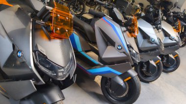 Bordeaux, Fransa - 05 11 2025: BMW CE 04 elektrikli taşıt hattı dükkânı motosiklet scooter motor logosu ve marka metni bayii mağazasındaki her park yerinde.