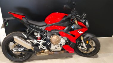 Bordeaux, Fransa - 05 11 2025: bmw motosiklet amblemi S 1000 R satış için bayii mağazasında kırmızı motosiklet
