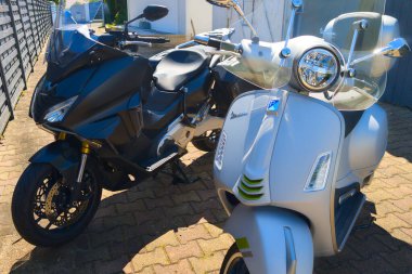 Bordeaux, Fransa - 05 11 2025: honda forza 750 ve vespa 300 hpe gpe gps mobilet modern tasarım.