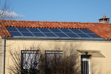 panel fotovoltaik güneş ısıtma sistemi ev çatısı ve özel paneller ev için sürdürülebilir yenilenebilir enerji yakalıyor
