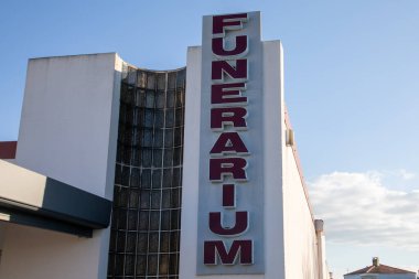 Cenaze evi Fransızca metni, cenaze levazımatçısı, cenaze levazımatçısı demek.