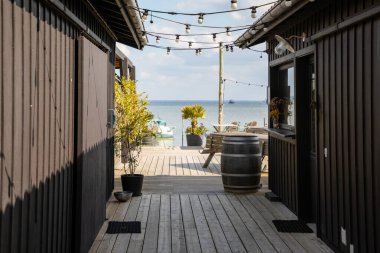 Fransa 'da Arcachon Körfezi' nin körfez kıyısındaki istiridye restoranının barakasında.